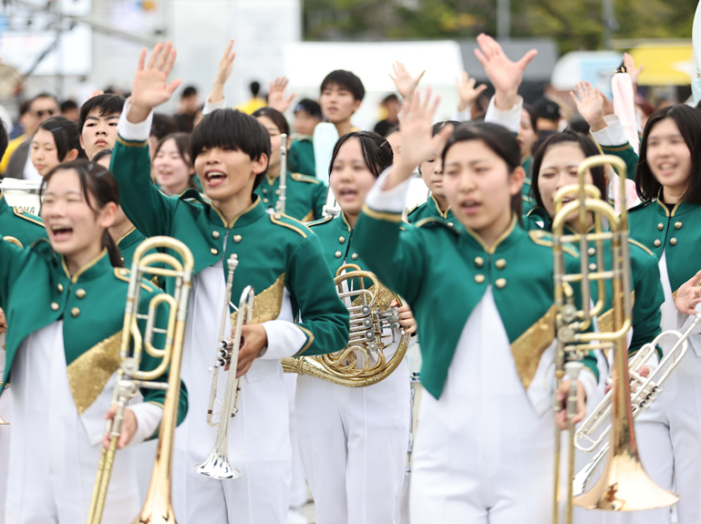 成田国際高校吹奏楽部によるマ－チングパレード