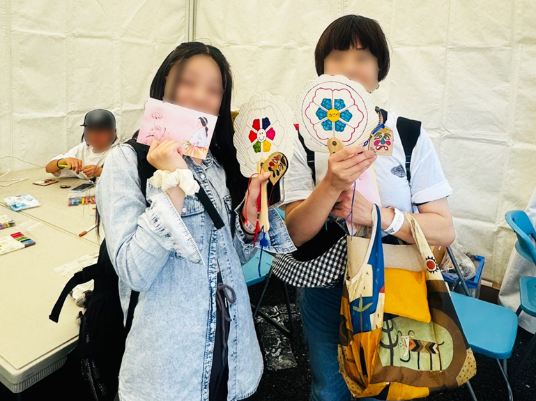 한국문화체험를 즐기는 참가자들의 모습