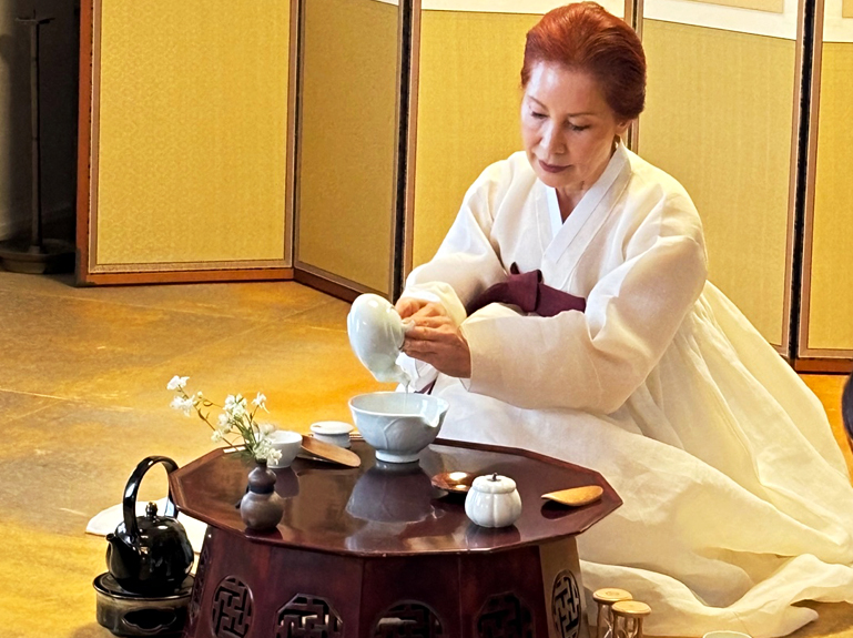 韓国茶道 東京茶礼房の李瑛子房主に韓国の茶礼を学びます